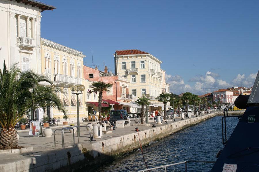 Apartments Mladenka Porec Bagian luar foto